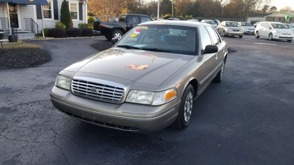 Ford Crown Victoria 2004 Gold