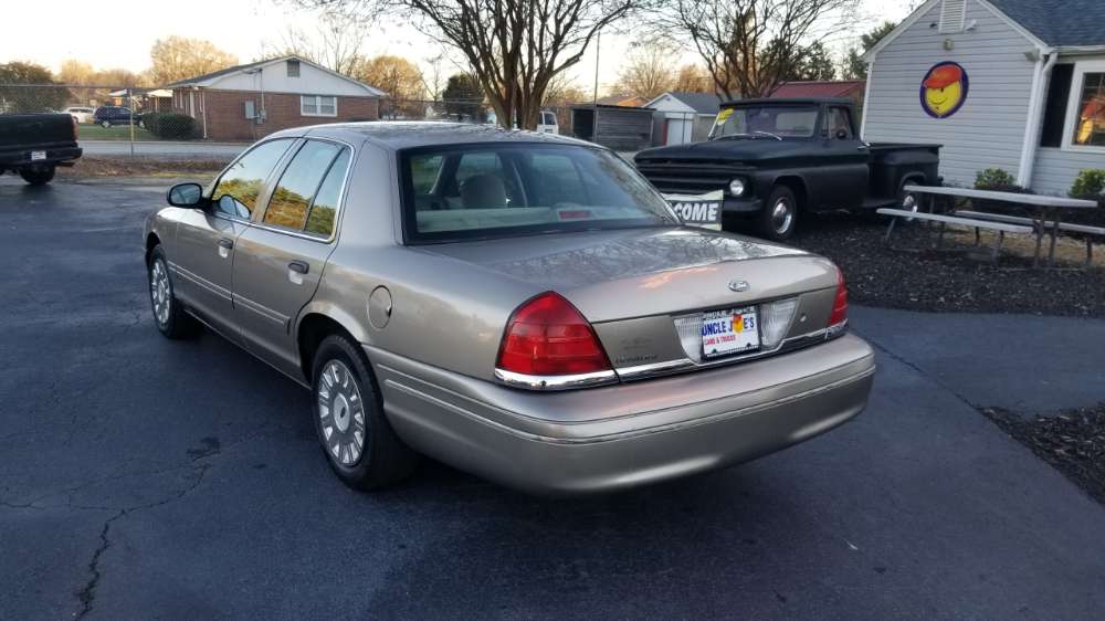 Ford Crown Victoria 2004 Gold