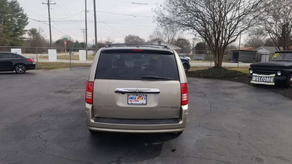 Chrysler Town & Country 2009 Gold