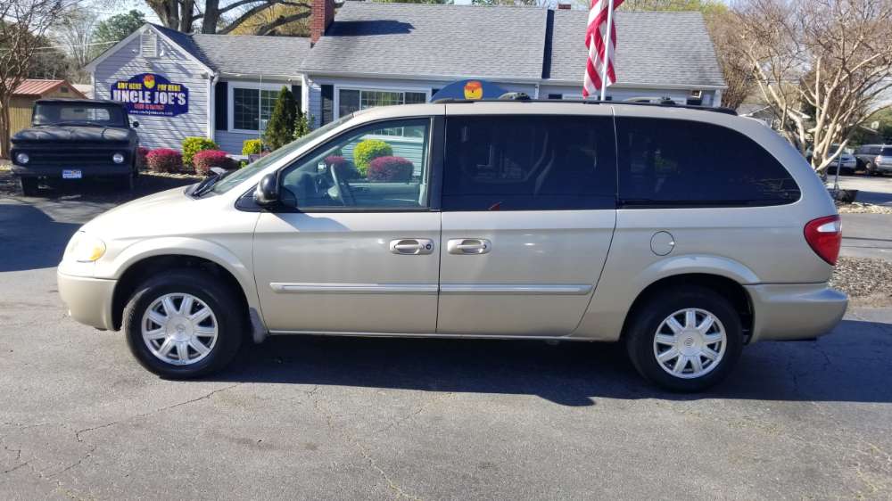 Chrysler Town & Country 2005 Gold