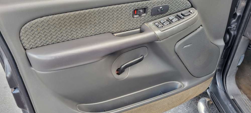 Chevrolet Avalanche 2004 Gray