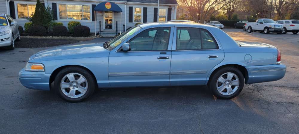 Ford Crown Victoria 2011 Blue