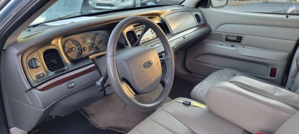 Ford Crown Victoria 2011 Blue