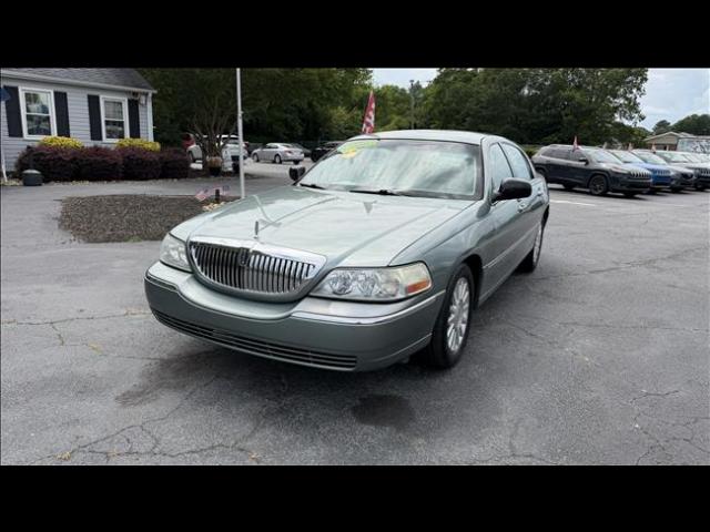 2004 Lincoln Town Car's photo